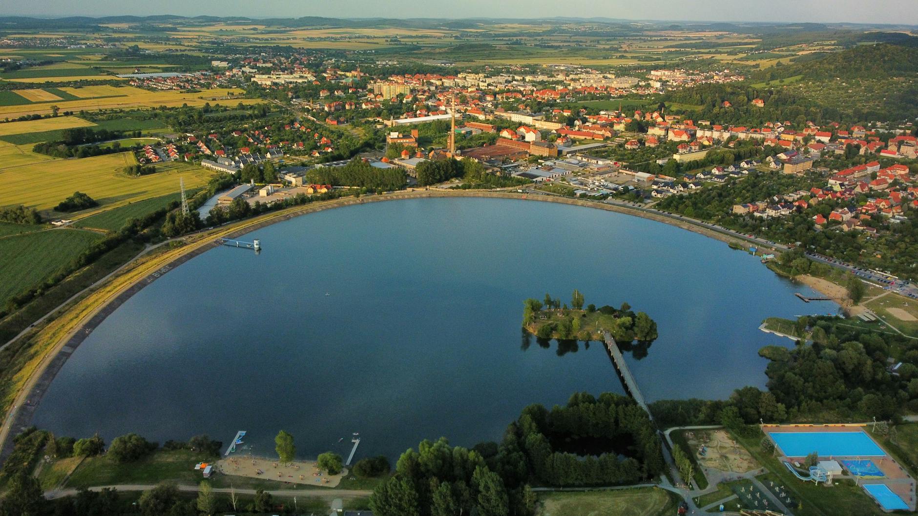 Napis 'Dzień Ziemi' na tle zielonego liścia i panoramy miasta Bielawa
