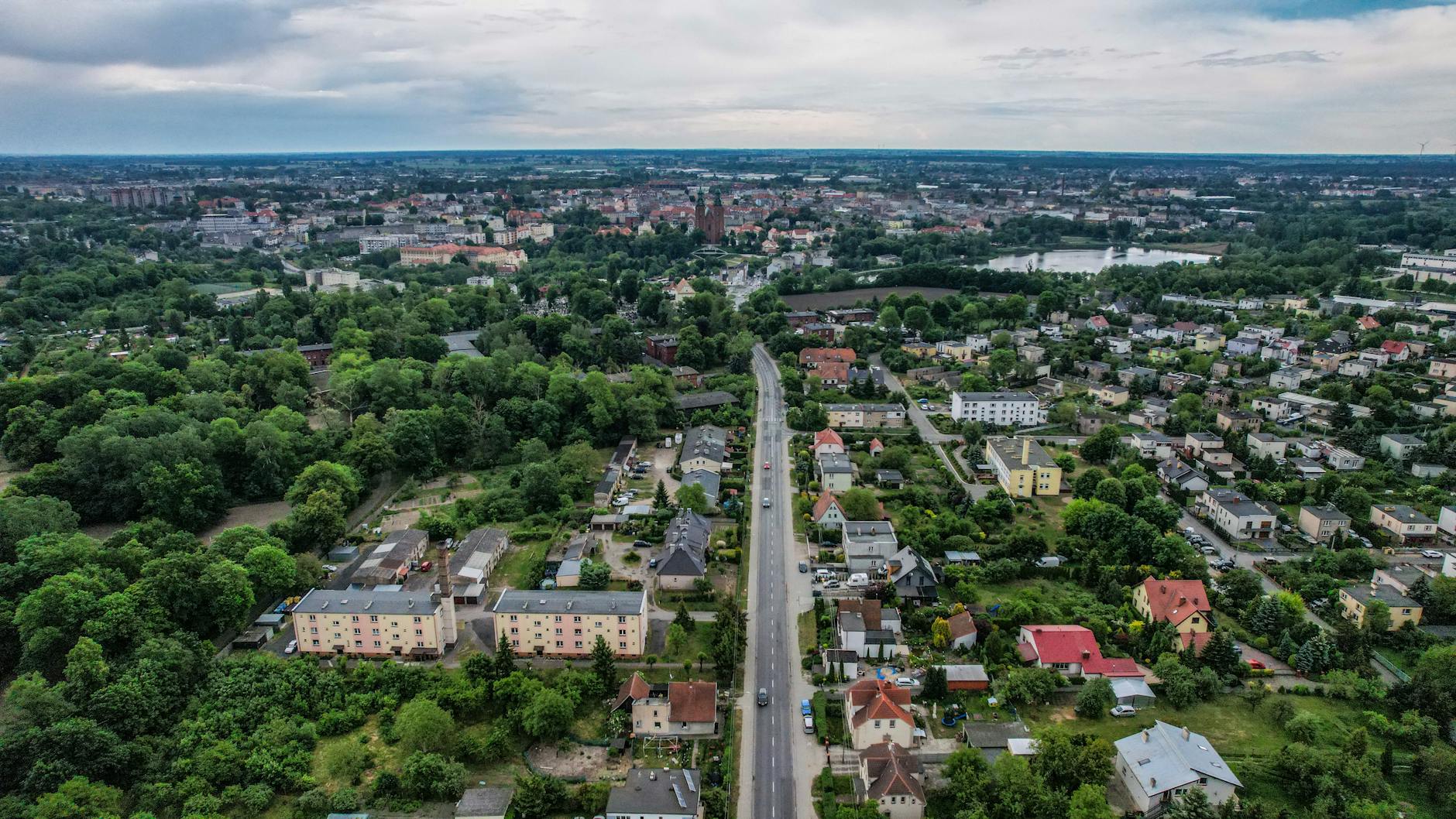 Burmistrz Bielawy podpisuje dokumenty dotyczące dofinansowania na przebudowę drogi gminnej