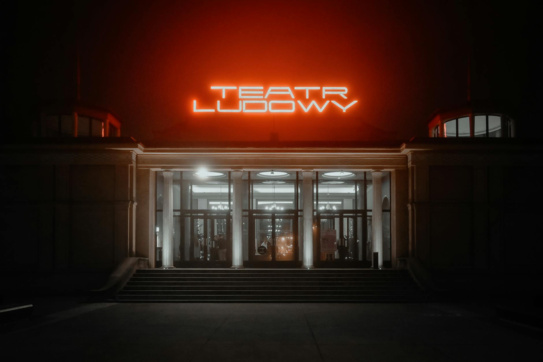 Plakat teatralny z logo miasta Bielawa informujący o spektaklach "Arco" i "Przepis na morderstwo"